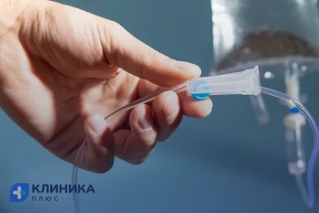 Капельница в руке