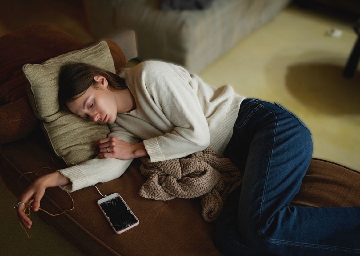 Молодая девушка в подавленном состоянии